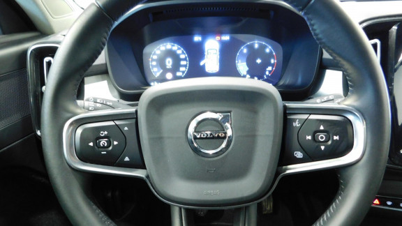 VOLVO-XC40- D3 AdBlue - 150  Momentum PHASE 1