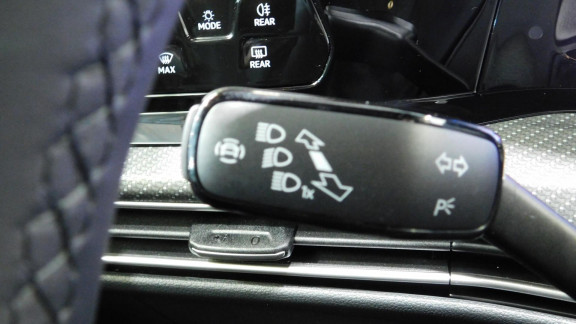 VOLKSWAGEN-GOLF-2.0 TDI SCR - 150 - BV DSG 7  VIII BERLINE R-Line 