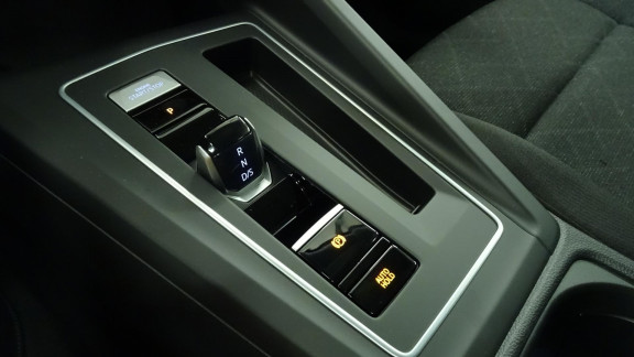 VOLKSWAGEN-GOLF-2.0 TDI SCR - 115 - BV DSG 7  VIII BERLINE Life Business 